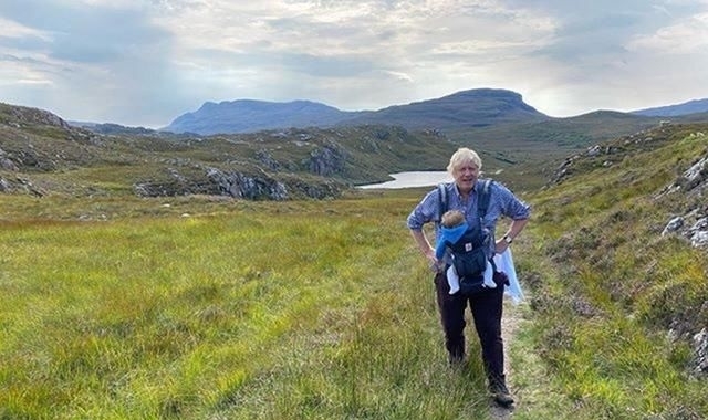 约翰逊|英国首相一家苏格兰度假，56岁约翰逊前背着儿子，化身称职奶爸