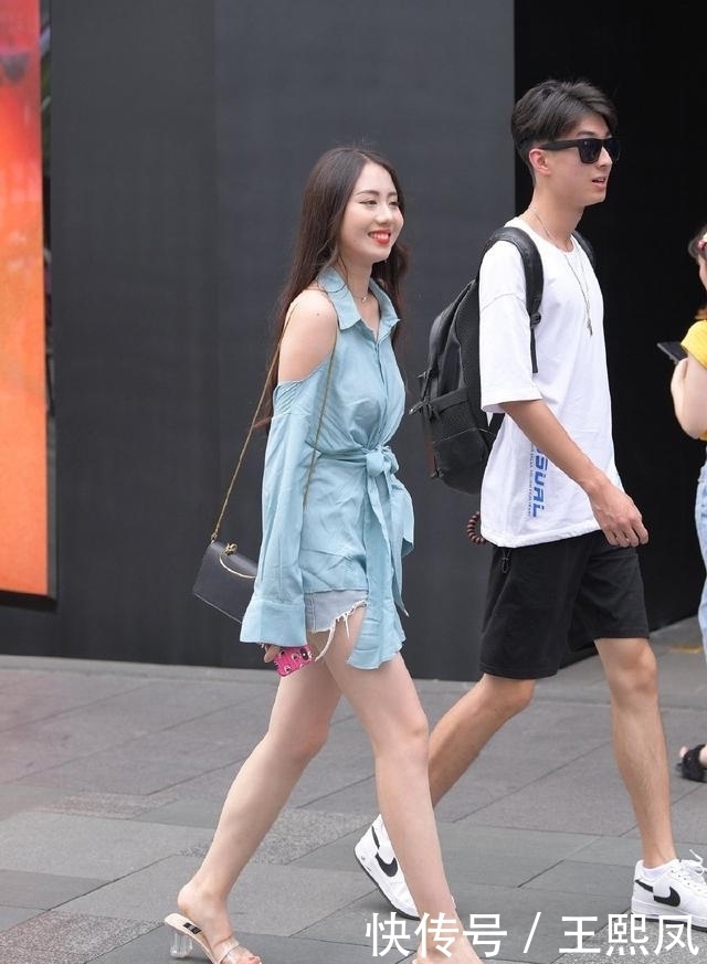 魅力|时尚达人的衬衫装,露肩与露背结合,既清凉又有魅力