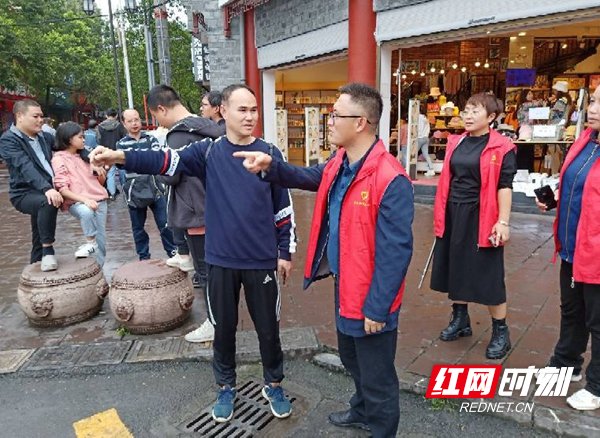 客人|凤凰县发改局：党员志愿者国庆助力“客人”乐游古城