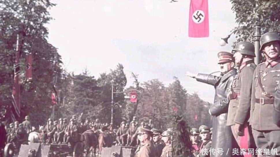 骄傲|老照片:德军攻占波兰,希特勒飞往华沙举行大阅兵,一脸骄傲!