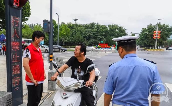 创文|国际港务区长安号志愿者开展文明引导和创文宣传活动
