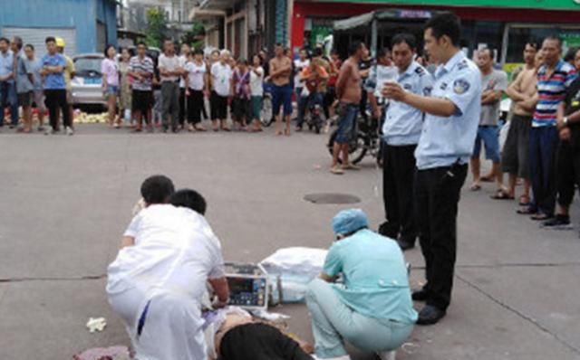  发生|毫无人性！老人被“狗绳绊倒”重摔身亡：12岁女孩冷漠逃走