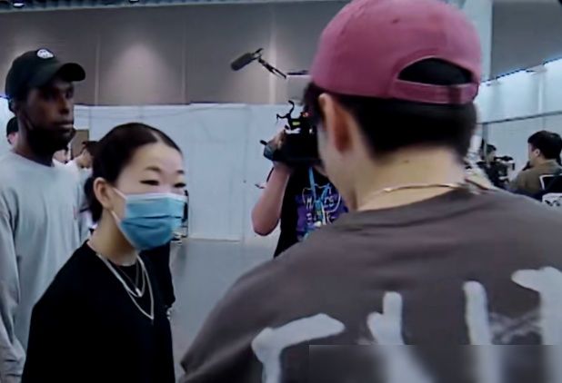  布布|王一博进场牵手大婷，身旁布布一脸懵，网友调侃：终究是错付了