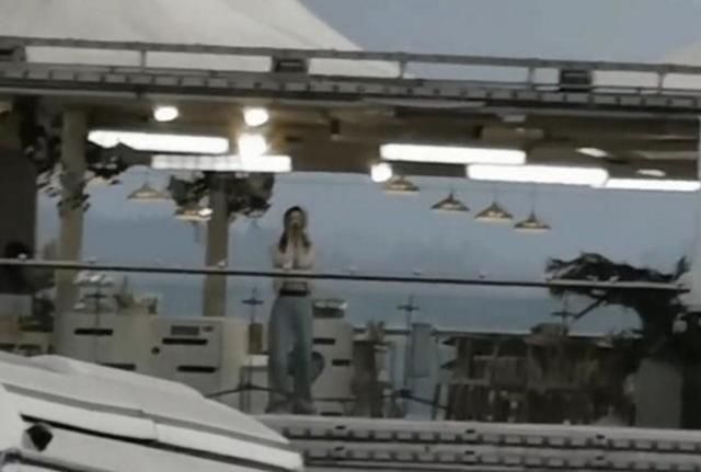  上头|赵丽颖《中餐厅》现场宠粉频互动，新造型超甜，粉丝大呼：太上头