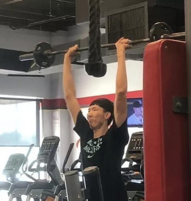  边线球|周琦不就一个边线球失误吗？为什么没人尊重他，态度懒散是最致命