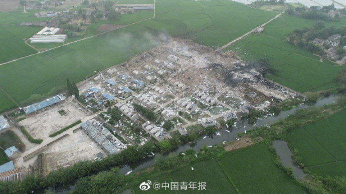  爆炸|航拍四川广汉鞭炮厂爆炸现场：屋顶被掀飞 一片废墟
