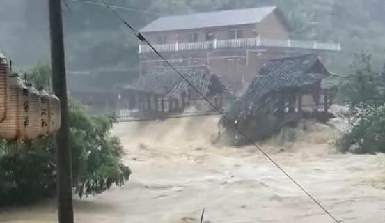 搜寻|人民直击：风雨中搜寻风雨桥