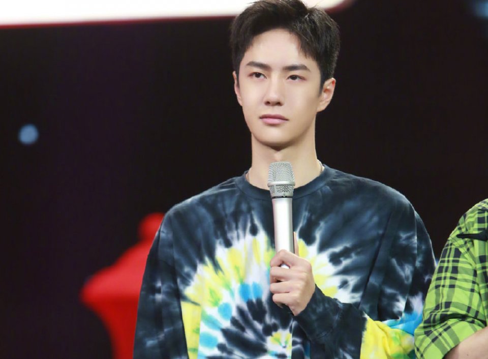 自费|王一博早前表演课合照被扒,被女生包围太搞笑,自费学习粉丝泪奔