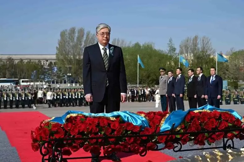 哈萨克斯坦举行卫国战争胜利纪念活动，总统托卡耶夫献花致敬