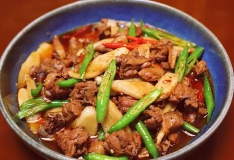 子姜焖鸭|15块钱一斤,搭配子姜焖煮鲜香更滋补,秋天我家隔三差五吃一次