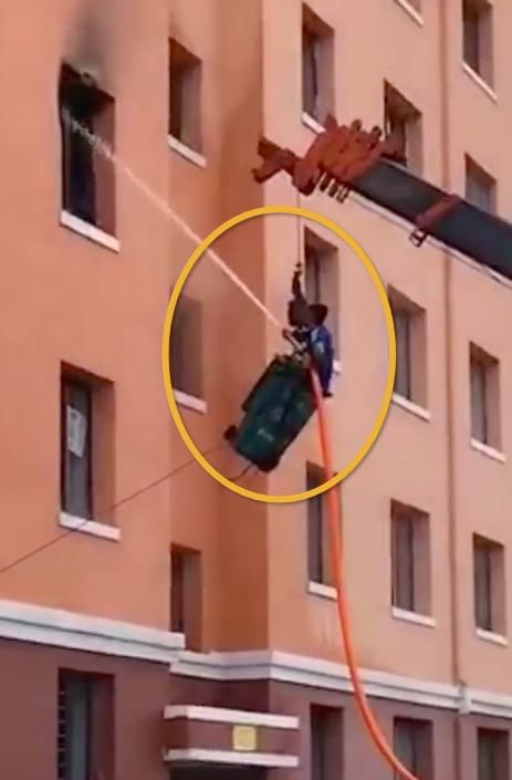  装进|邻居家起火，他把自己装进垃圾桶