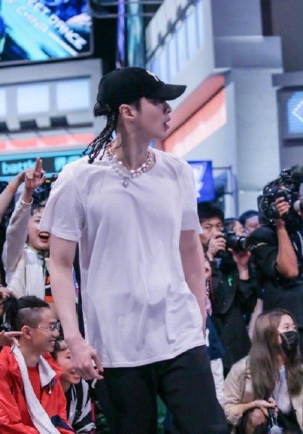 跺出|张艺兴练舞有多拼,把地板跺出坑,比学员还拼命的导师长见识了