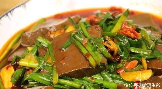  韭菜炒鸭血|一把韭菜和一块鸭血。如果再加上这一步，鸭血就不会散了
