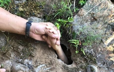  岸边|7岁孩子河里游泳突然不见了！再一看，岸边涵洞伸出一只手……