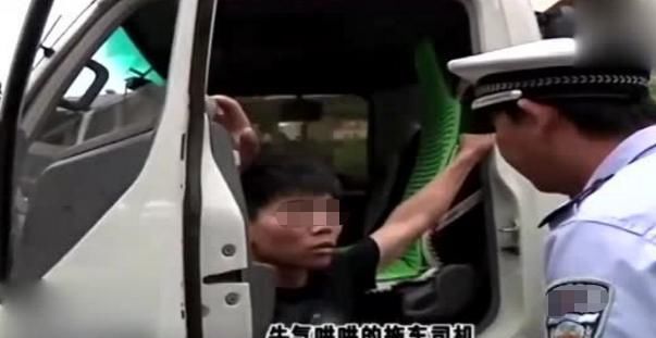 交警|拖车司机牛气哄哄，马路当成自家客厅，不料被交警怼得抬不起头