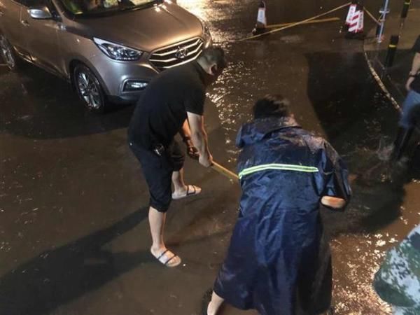 长江二桥|51岁巡堤员每天深夜堤上排险，“越是深夜越要保持头脑清醒”