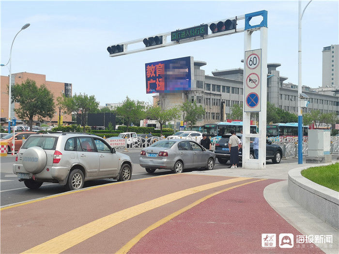  西城|又撞了!东营区西城一路口三车连环追尾