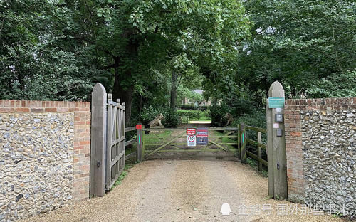 约合人民币|男子中14亿后一口气买38套房,价值6000万元豪宅不住一直空置着