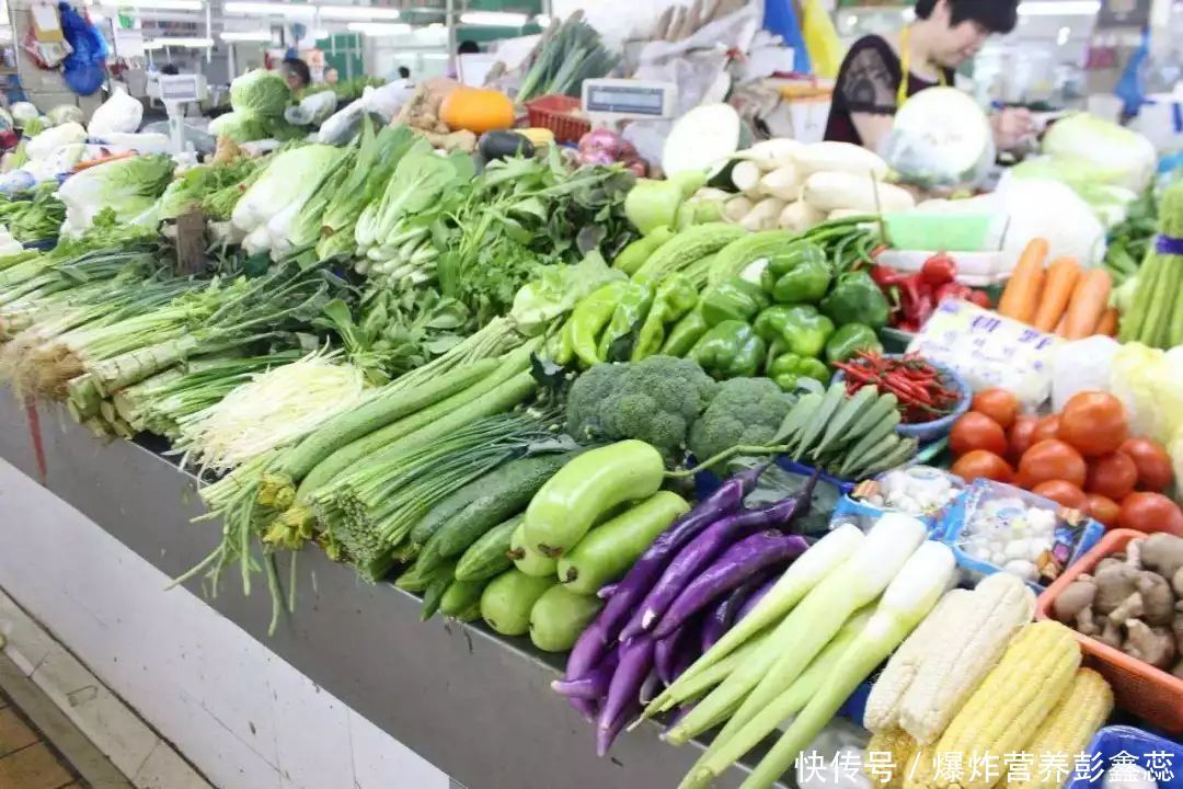 蔬菜里面有绿色的东西是什么(为什么绿色蔬菜上有很多蓝色粉末？这样的蔬菜还能不能吃？)