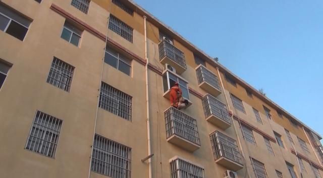  消防员|真是醉了！男子酣睡4楼空调外机平台，吊在半空还在猛踹消防员