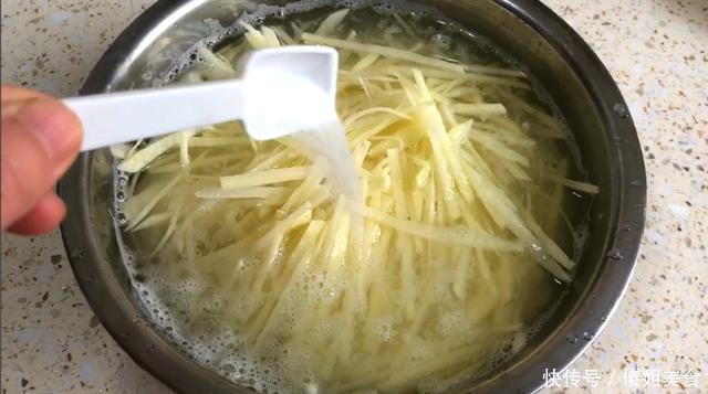 作用|炒土豆丝,泡水还是焯水多数人都弄错,大厨教你正确做法
