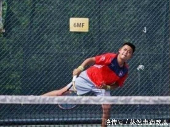 高峰|母亲是那英,父亲是前国足队员高峰,如今他15岁堪称最低调星2代