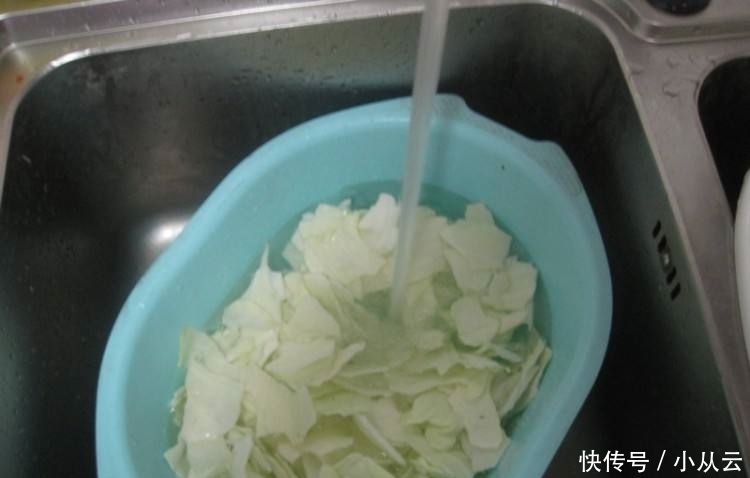  省事|去餐厅吃饭时，有3种蔬菜要少点，没有几家店会洗，服务员：省事！