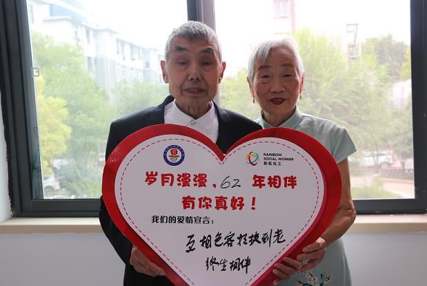 婚纱照|披上婚纱度金婚！郑州35对老人补拍婚纱照迎七夕