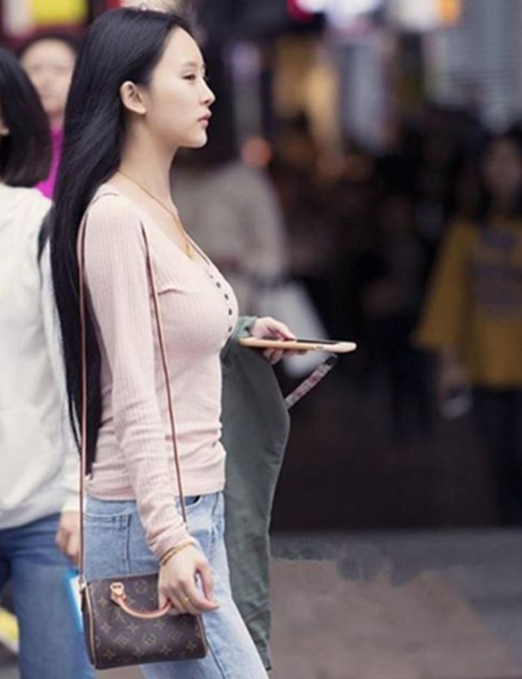 粉色|街拍：小姐姐身着粉色针织衫，安然恬静，侧颜女神
