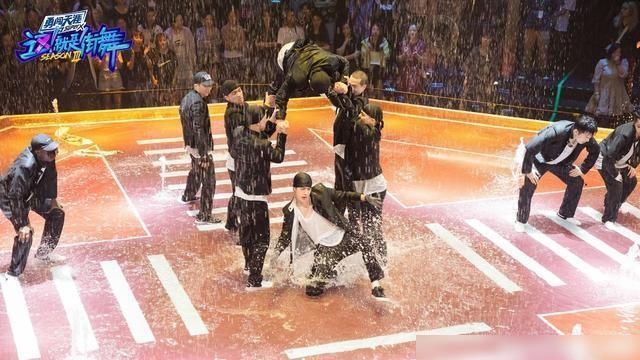  分饰|王一博一人分饰俩角《街舞》水舞台燃爆现场，《快本》呆萌游戏王