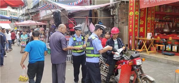 辖区|荥经县公安局交警大队走进辖区商铺开展“七进”交通安全宣传