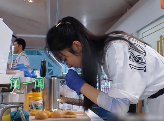 赵丽颖|中餐厅请特殊嘉宾表演节目,有谁注意赵丽颖在干啥?情商确实不高