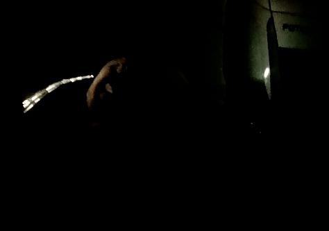 高速公路|货车深夜违停高速,驾驶员竟在应急车道洗澡.