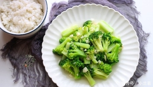 好吃|炒西兰花时,很多人都少了一步,难怪炒的不好看又不好吃