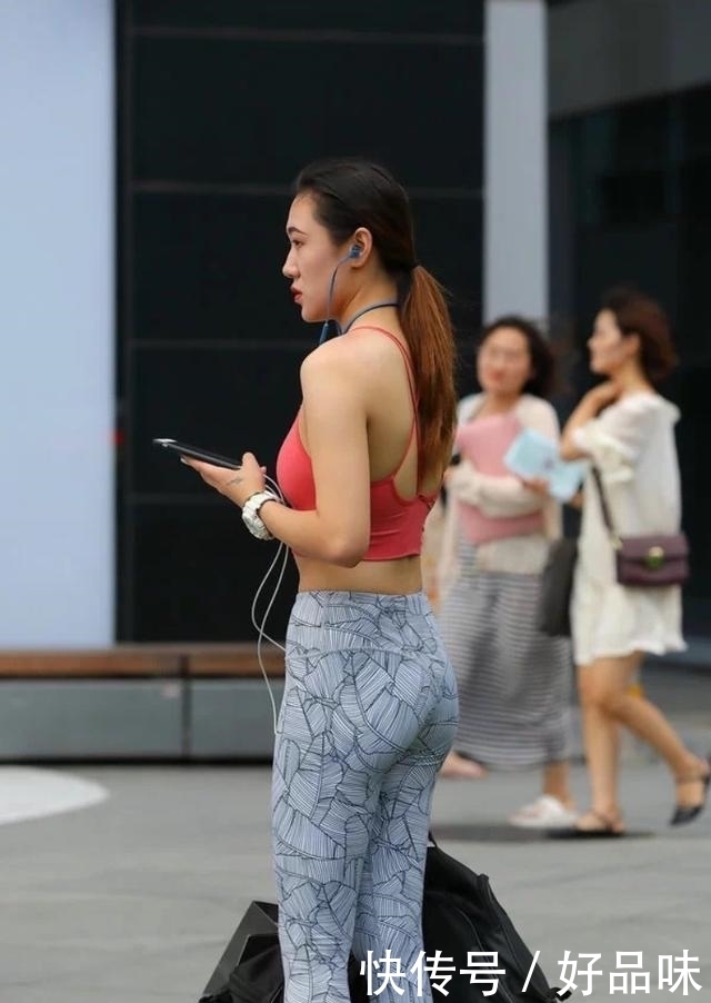 气质|打底裤充分展现女神的气质，自然大气感觉帅气更时尚