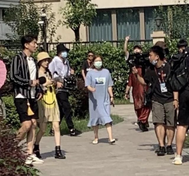  上头|赵丽颖《中餐厅》现场宠粉频互动，新造型超甜，粉丝大呼：太上头