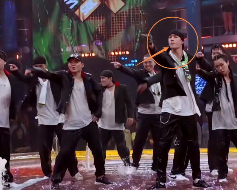  上场|王一博水舞台燃炸了，当镜头特写他的舞蹈动作，确定是带伤上场？