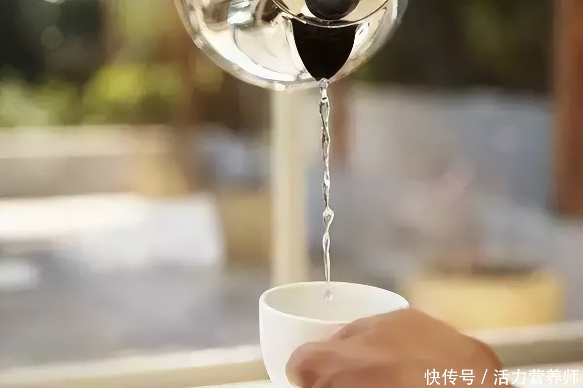 老年人早上喝一杯水好不好(老人常言：“早上喝杯水，到老不后悔”，这里的水指的是什么？)