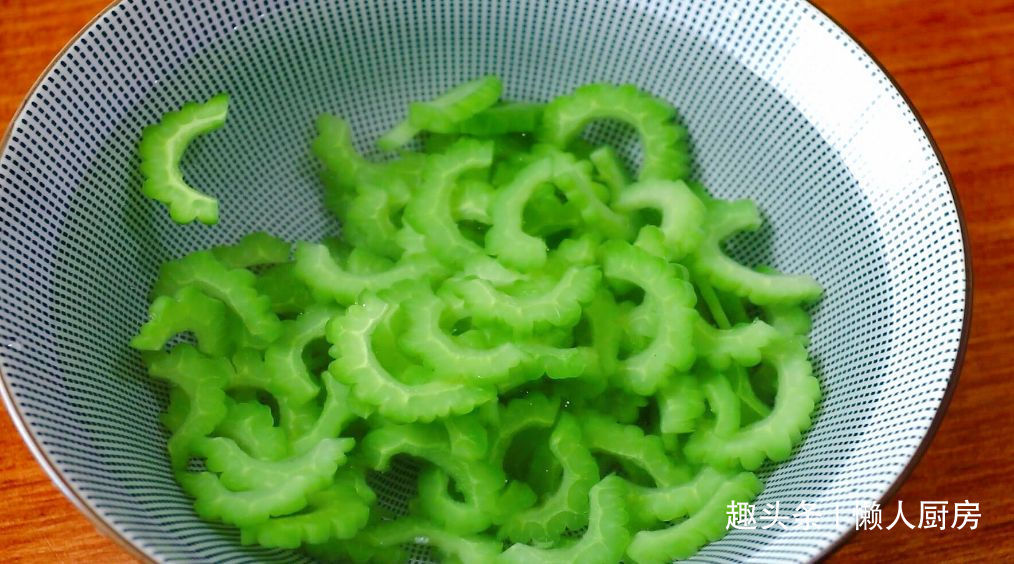  苦瓜|苦瓜怎么做好吃记住两点，能降低苦味，不爱吃苦瓜的人也爱吃