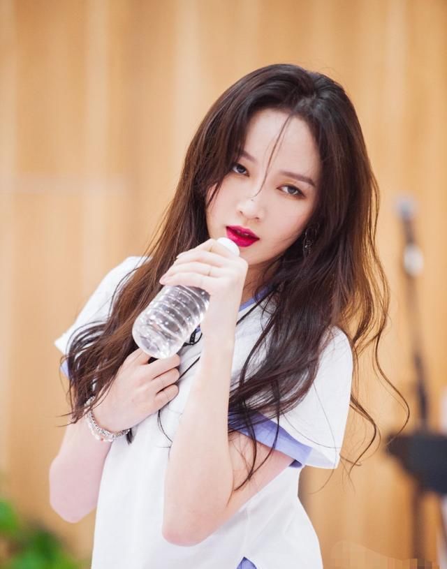  遮羞布|两轮倒一惨遭淘汰的孟佳，彻底揭开《乘风破浪》的“遮羞布”