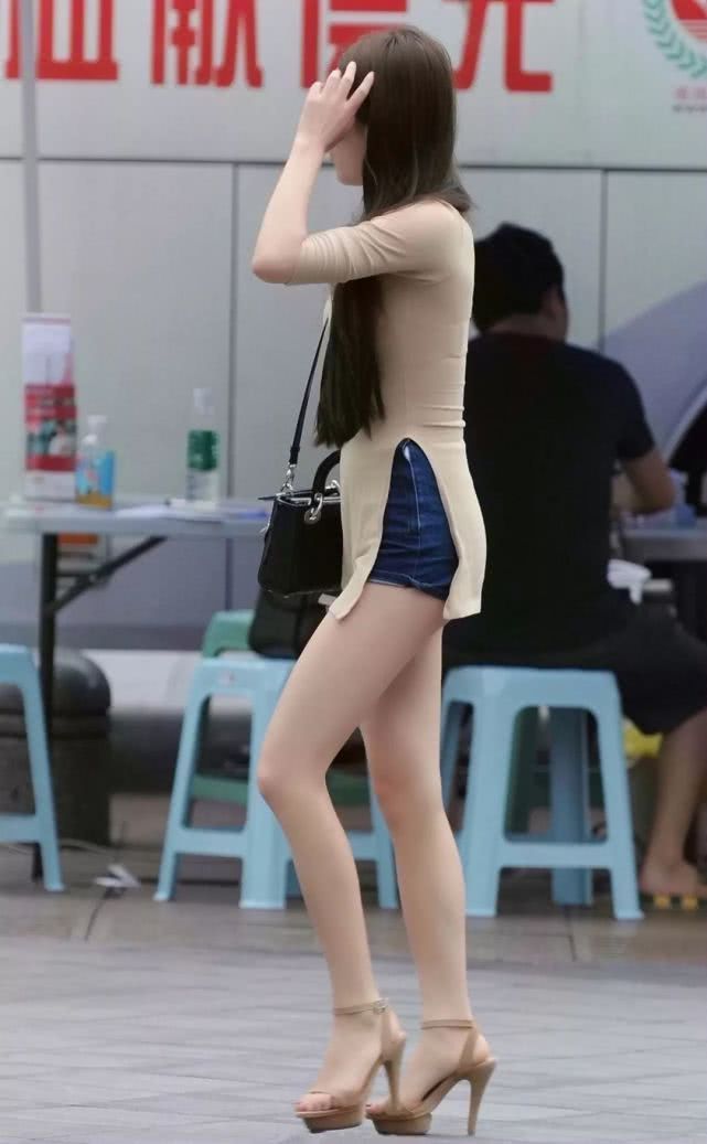 开叉|街拍辣妈穿裸色高跟鞋现身,搭配高线条开叉衣,尽显时尚风范