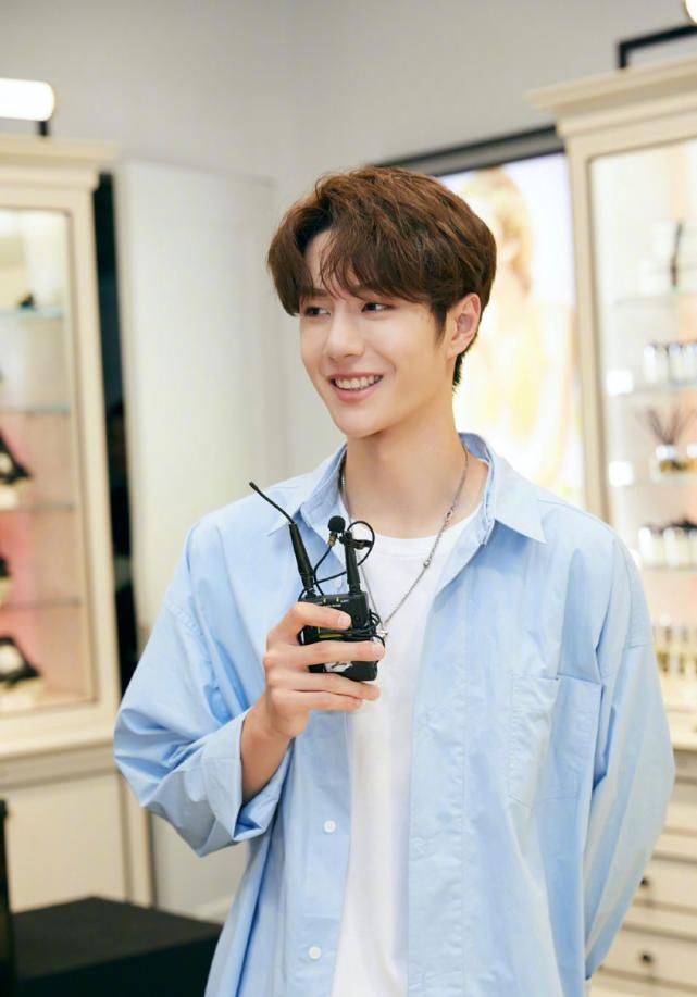  期待|都在期待《有翡》上线，离开古装扮相的王一博，谁还认得出他？