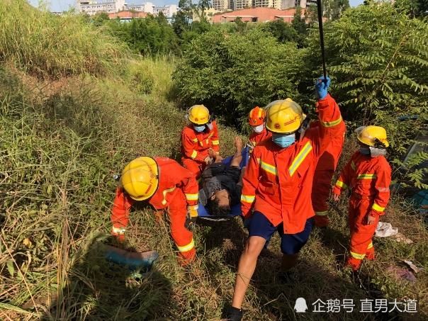  山沟|大巴车被追尾侧翻进山沟，11人被困