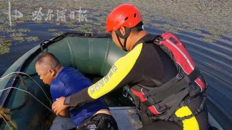  水域|救命！顺江漂的皮艇边扒个人！水域冰上救援大队火速赶到……