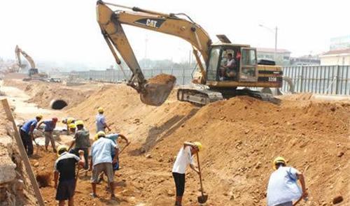  全厂|女会计携全厂工资卷款潜逃？被发现时，已在水泥地里躺了21年