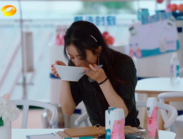  胃病|赵丽颖因胃病缺席录制，林大厨贴心送汤，她的眼神说明了一切