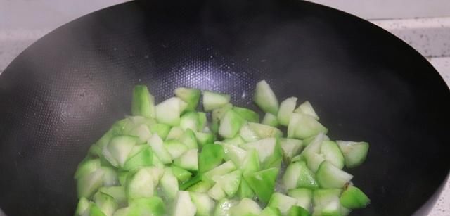  抢光|夏天就馋这瓜, 我家三天两头就吃它, 每次炒一盘, 端上桌就抢光!