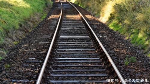 出门|新婚夫妇刚办完婚礼就双双自杀，新娘在家上吊新郎出门跳轨