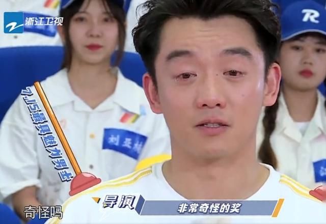  郑恺名牌|郑恺秒撕蔡徐坤名牌，蔡徐坤下一秒的行为，暴露出人品