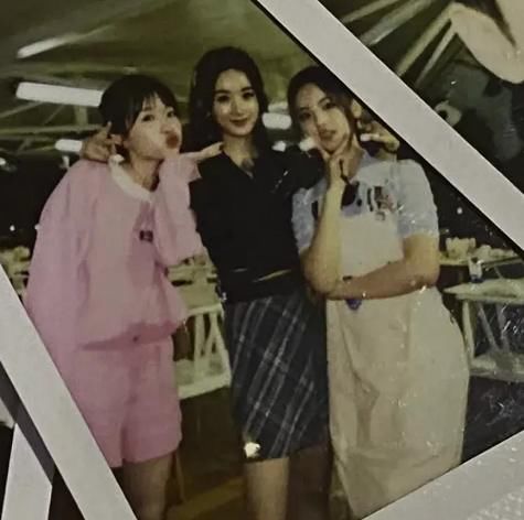  看清|李浩菲晒合影，赵丽颖不是重点，看清身后女助理，3秒内求她所有信息